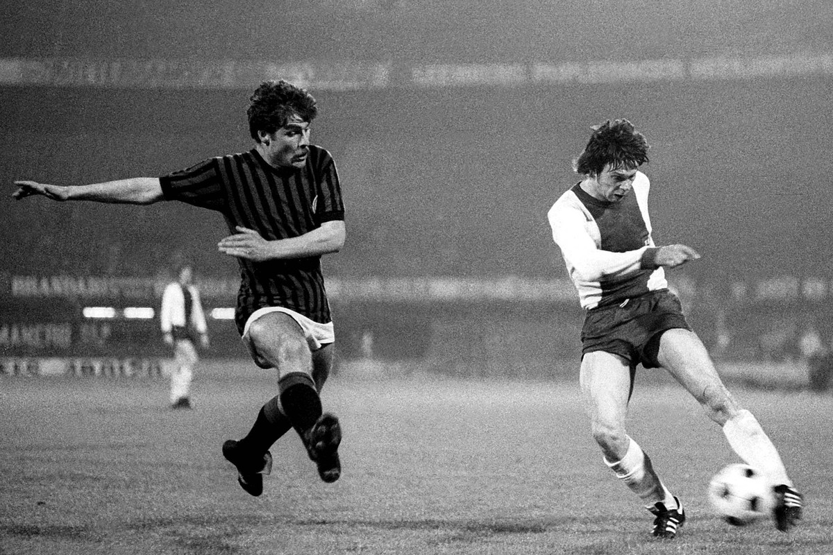Starspieler Jürgen Sparwasser (rechts, Magdeburg) im Duell gegen Enrico Lanzi (Milan)