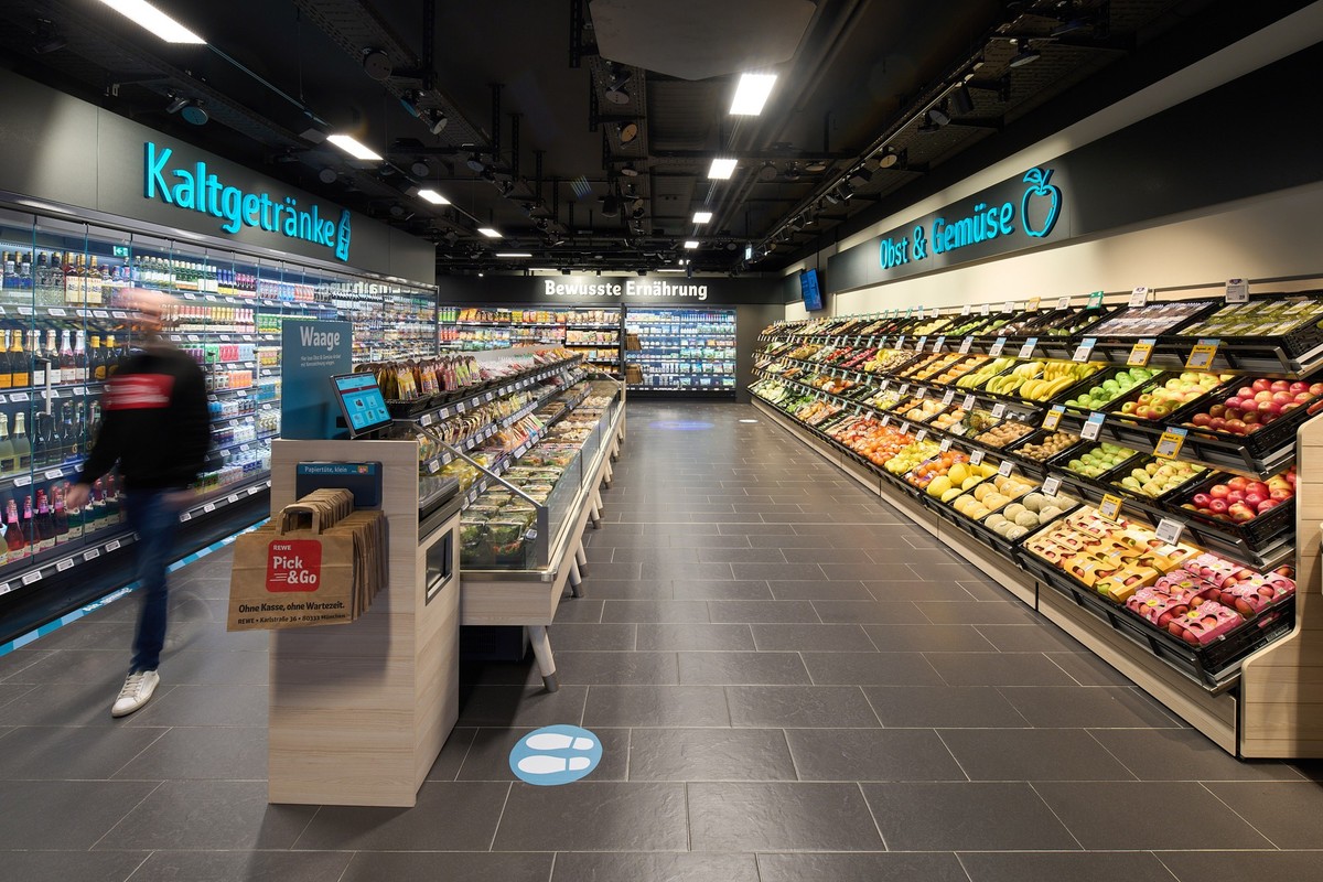 Der Blick in den ersten kassenlosen Rewe-Markt in München. Auch Konkurrenten wie Edeka oder Aldi testeten unlängst kassenlose Versionen ihrer Supermärkte.