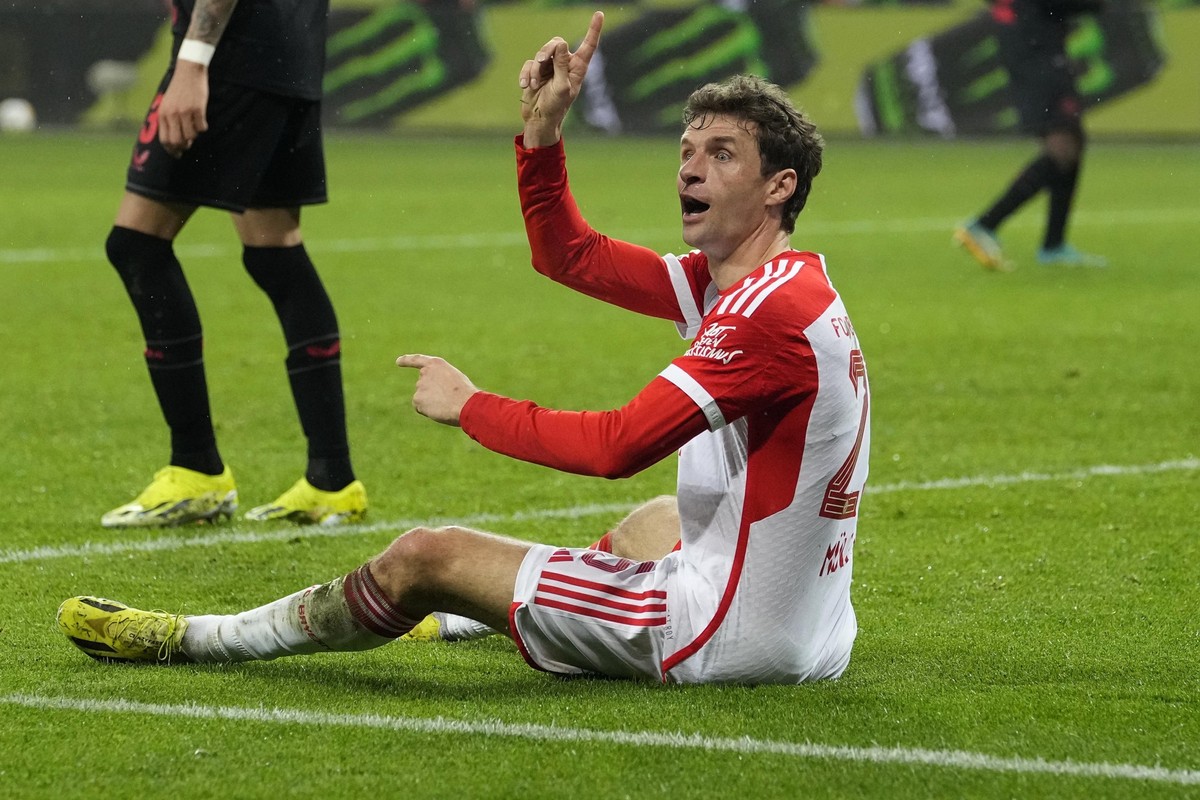 Bayern's Thomas Mueller gestures during the German Bundesliga soccer match between Bayer 04 Leverkusen and FC Bayern Munich at the BayArena in Leverkusen, Germany, Saturday, Feb. 10, 2024. (AP Ph ...