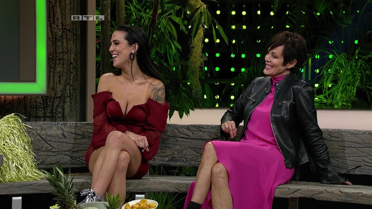 Elena Miras (l.) und Sonja Kirchberger: Im Camp haben sie sich gesucht und gefunden.