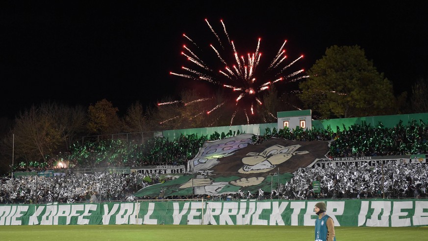 Feuerwerk hinter dem Norddamm beim Spiel BSG Chemie Leipzig vs SC Paderborn 07, Fussball, DFB-Pokal, 30.10.2018 DFB REGULATIONS PROHIBIT ANY USE OF PHOTOGRAPHS AS IMAGE SEQUENCES AND/OR QUASI-VIDEO BS ...