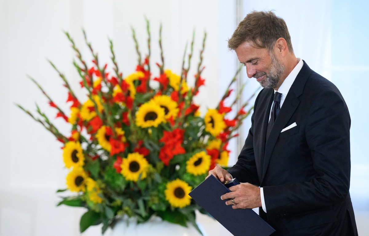 01.10.2024, Berlin: J�rgen Klopp aus Mainz (Rheinland-Pfalz) wird von Bundespr�sident Frank-Walter Steinmeier im Schloss Bellevue der Verdienstorden der Bundesrepublik Deutschland verliehen. Bundespr� ...