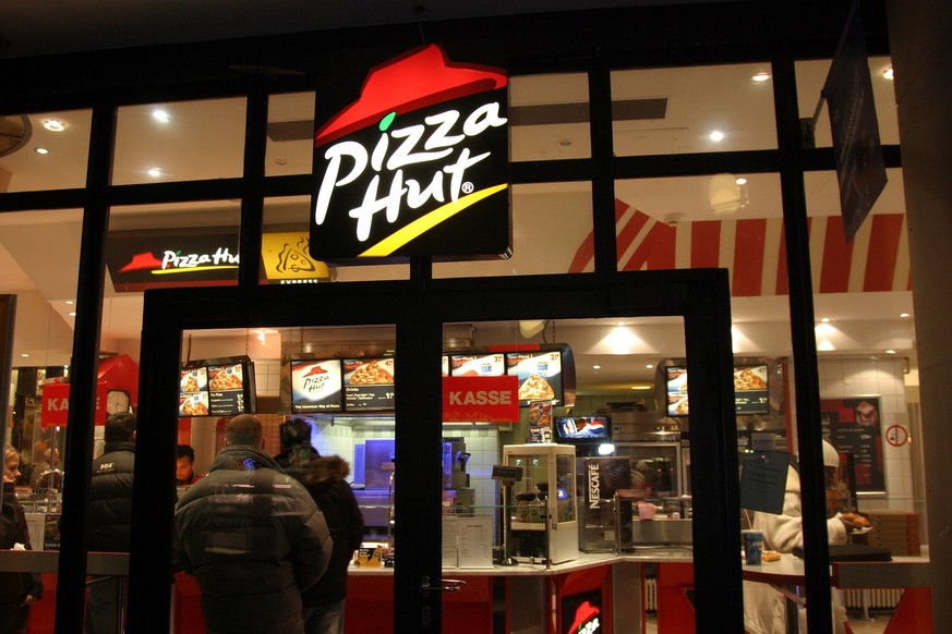 Bildnummer: 50668294 Datum: 15.12.2004 Copyright: imago/Ina Peek
Pizza-Hut-Filiale, Personen; 2004, Filialen, Fastfood, Restaurant, Restaurants, Schriftzug, Werbung, Reklame, werben, Filiale, Leuchtr ...