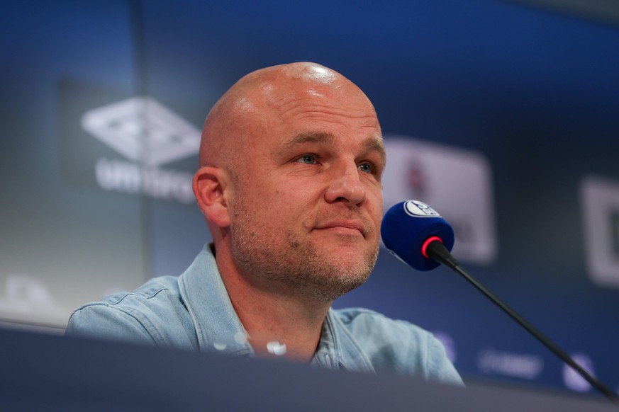 Schalke-Sportdirektor Rouven Schröder erklärt die Leihe von Alexander Schwolow zu den Königsblauen.