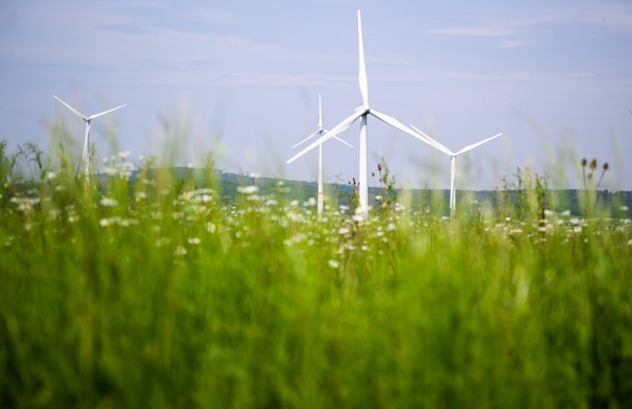 ARCHIV - 22.05.2023, Niedersachsen, Gestorf: Windr�der drehen sich auf einem Feld. Ein deutlicher Ausbau der Windenergie kann sich f�r die Kommunen in Niedersachsen und die ans�ssige Wirtschaft finanz ...
