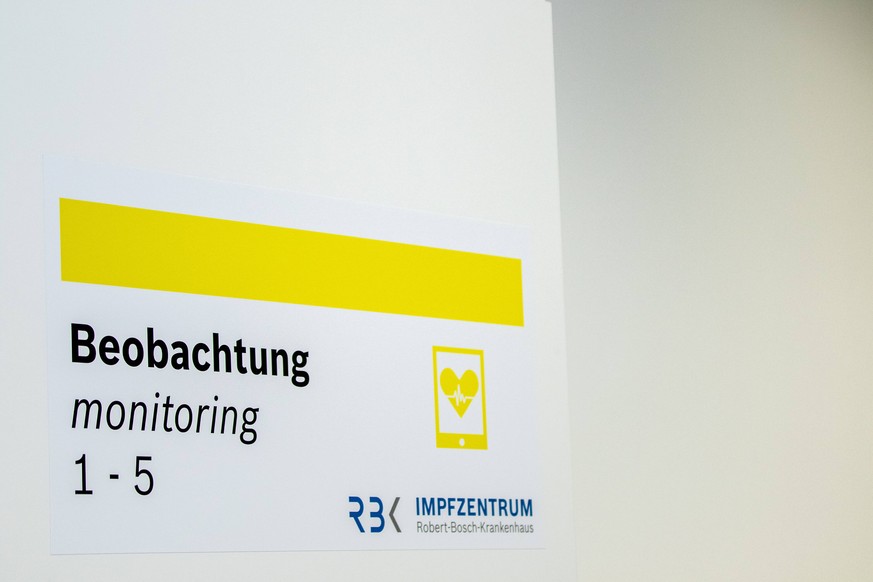 Stuttgart Impfzentrum Stuttgart, Robert-Bosch-Krankenhaus, 16.12.2020 Schild, Beobachung, monitoring, nach der Impfung fuer etwa 20 Minuten im Falle, dass Nebenwirkungen auftreten oder Unwohlsein auft ...