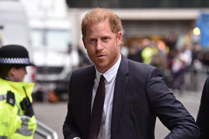 06.06.2023, Großbritannien, London: Prinz Harry, Herzog von Sussex, trifft vor dem High Court in London ein. Prinz Harry wird vor einem Londoner Gericht gegen einen Boulevardzeitungsverlag aussagen. B ...