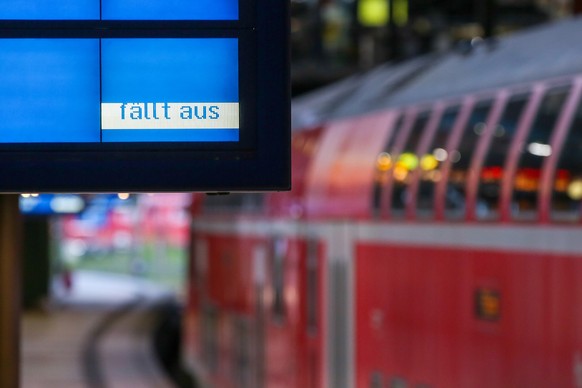15.05.2023, Hamburg: Ein Zugausfall wird auf einer Anzeigentafel im Hauptbahnhof Hamburg angezeigt. Nach der Absage des zweit�gigen�Warnstreiks sind die Z�ge laut Angaben der Deutschen Bahn am Montagm ...