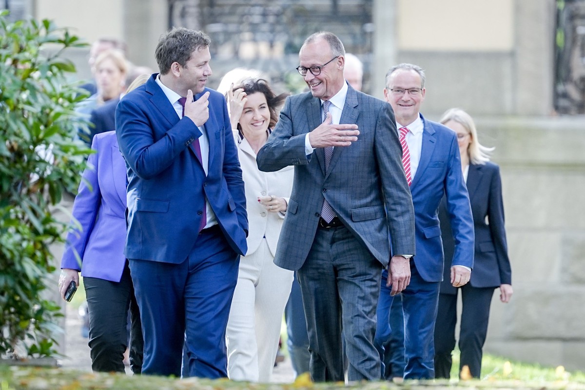 30.09.2025, Berlin: Lars Klingbeil (l-r, SPD), Bundesminister der Finanzen, Vizekanzler und SPD-Bundesvorsitzender, Dorothee Bär (CSU), Bundesministerin für Forschung, Technologie und Raumfahrt, und B ...