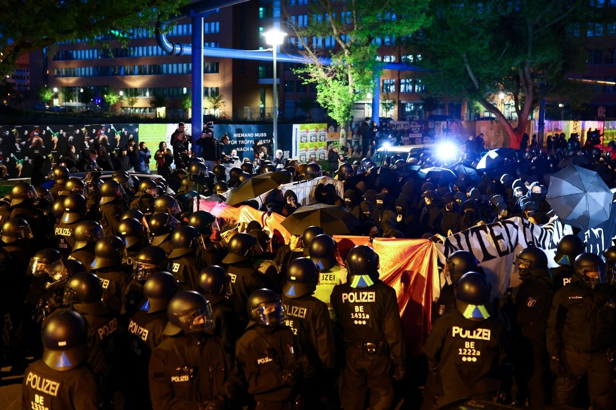 Police officers gather in front of demonstrators during the protest &quot;Take Back The Night - queer feminists fight back&quot; during so-called Walpurgis Night ahead of May Day in Berlin, Germany, A ...