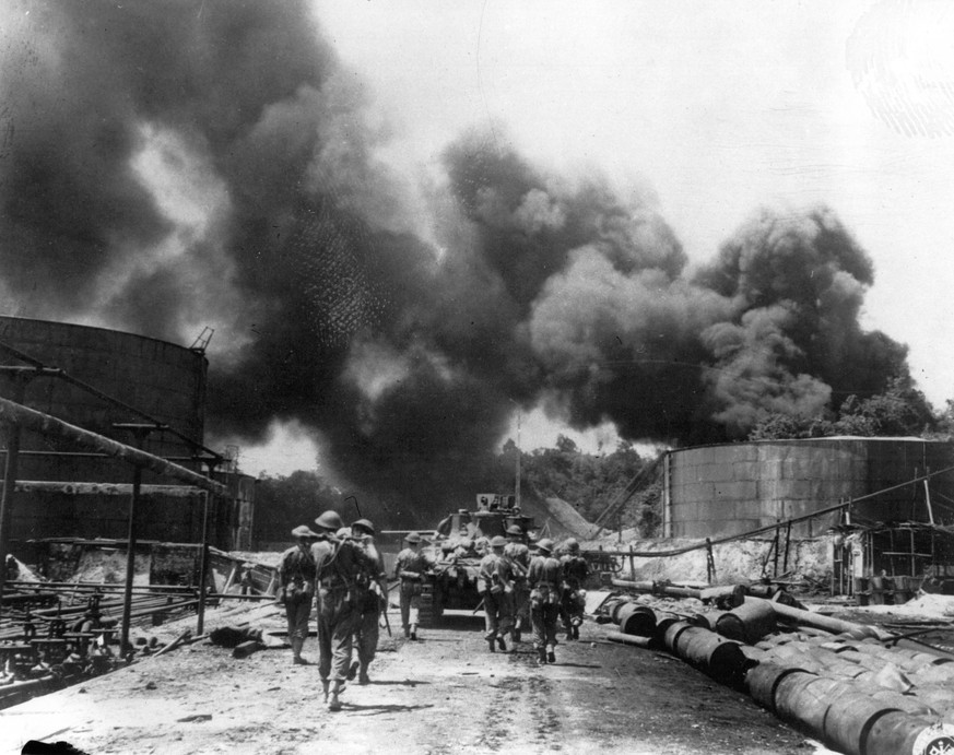 Bildnummer: 59982256 Datum: 01.01.1900 Copyright: imago/United Archives International
Australian troops move through Royal Dutch Oil Refinery , Borneo 1945 kbdig 1900 quer Pacific Smoke Soldiers Tank ...