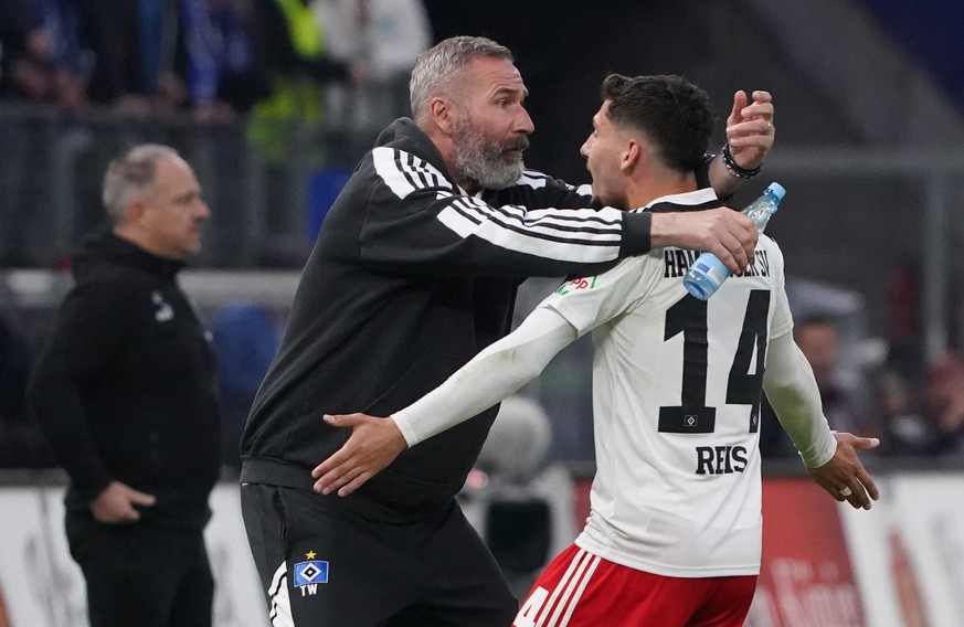 20.05.2023, Hamburg: Fußball: 2. Bundesliga, 33. Spieltag, Hamburger SV - SpVgg Greuther Fürth, im Volksparkstadion. Hamburgs Trainer Tim Walter (l) umarmt Hamburgs Ludovit Reis nach dem Treffer zum 1 ...