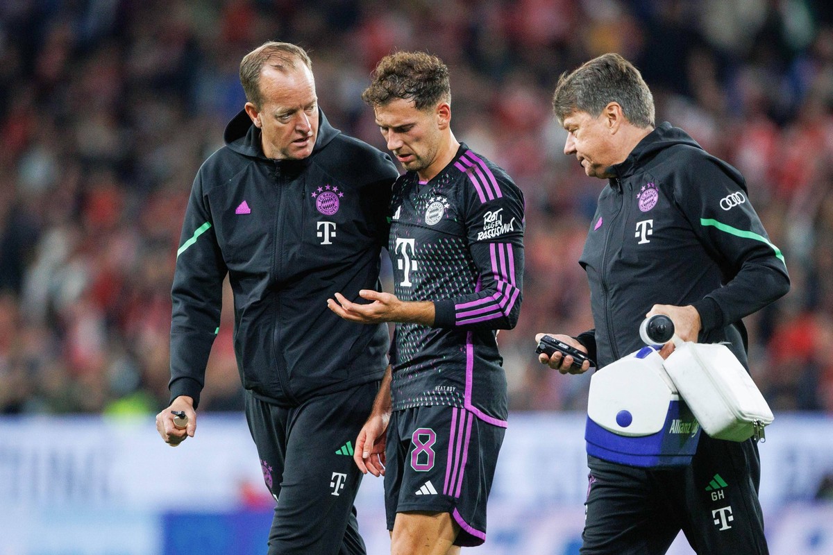 Dr. Jochen Hahne begleitet Leon Goretzka FC Bayern Muenchen vom Platz FSV Mainz 05 vs FC Bayern Muenchen, Fussball, 1. Bundesliga, 08. Spieltag, Saison 2023/2024, 21.10.2023 FSV Mainz 05 vs FC Bayern  ...