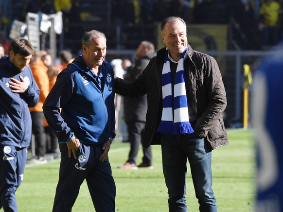 Aufsichtsratsvorsitzender Clemens Tönnies (rechts) und Trainer Huub Stevens feiern den Schalker Sieg.
