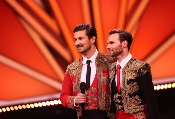 21.05.2021, Nordrhein-Westfalen, K�ln: Fernsehdarsteller Nicolas Puschmann und Profit�nzer Vadim Garbuzov (r) stehen bei der RTL-Tanzshow &quot;Let&#039;s Dance&quot; auf der B�hne. Foto: Rolf Vennenb ...