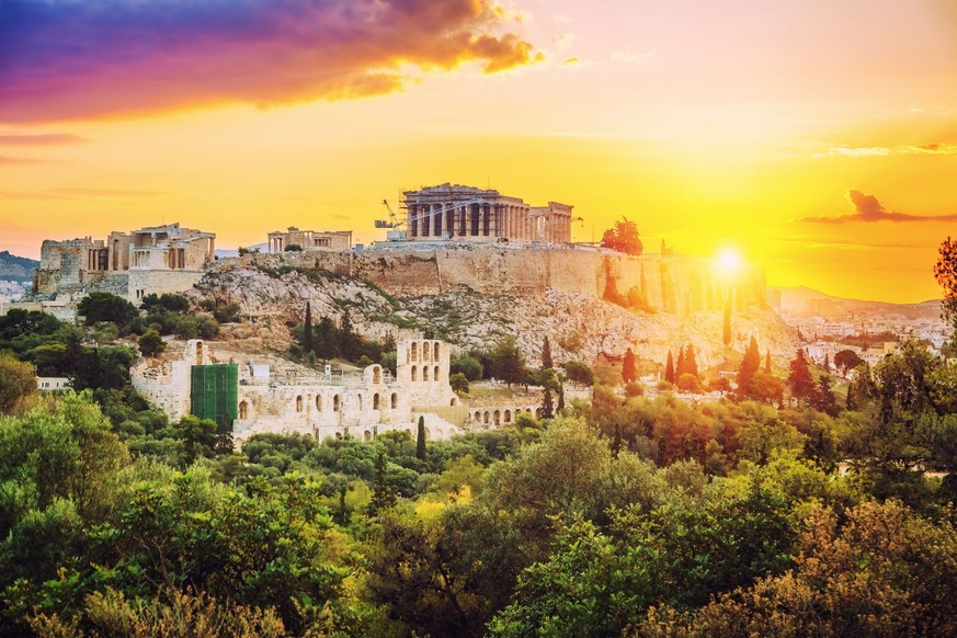 Viele Reisende besuchen die Akropolis in Athen.