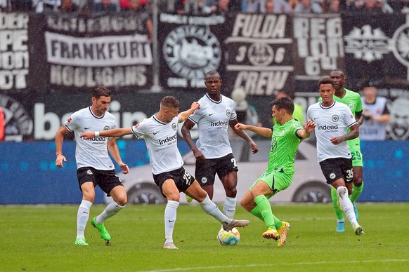 10.09.2022, xovx, Fu�ball Bundesliga, Eintracht Frankfurt - VfL Wolfsburg v.l. Lucas Alario Eintracht Frankfurt, Jesper Lindstr�m Eintracht Frankfurt, Evan Ndicka Eintracht Frankfurt, Josip Brekalo Vf ...