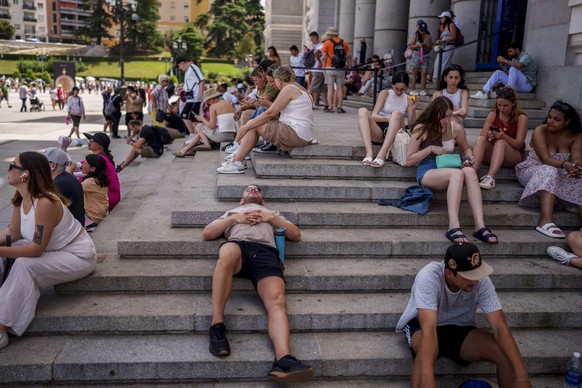 19.07.2023, Spanien, Madrid: Menschen ruhen sich an einem heißen und sonnigen Sommertag in Madrid aus. Der größte Teil Spaniens ist wegen großer bis extremer Hitze in Alarmbereitschaft. Foto: Manu Fer ...
