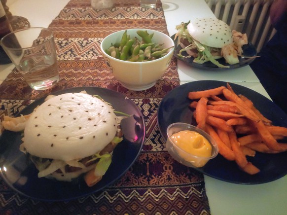 Burger ohne Fleisch, dafür mit Seitan, Kimchi und Mango.