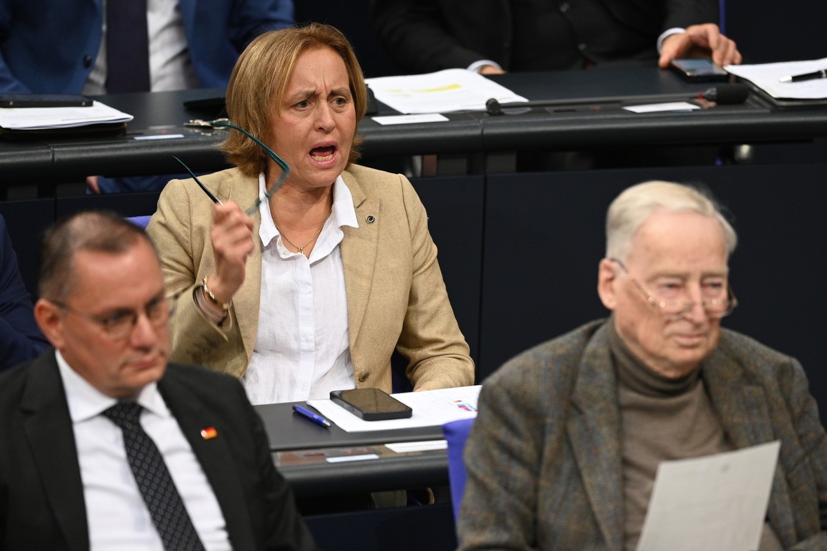 16.10.2025, Berlin: Beatrix von Storch (M, AfD) ruft während einer Rede vom SPD-Fraktionsvorsitzenden Miersch im Bundestag, bei einer Aussprache nach der Regierungserklärung dazwischen, während Tino C ...