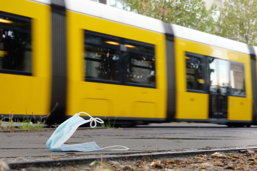 03.05.2020, Berlin - Deutschland. Eine Atemmaske liegt verloren oder weggeworfen auf dem B