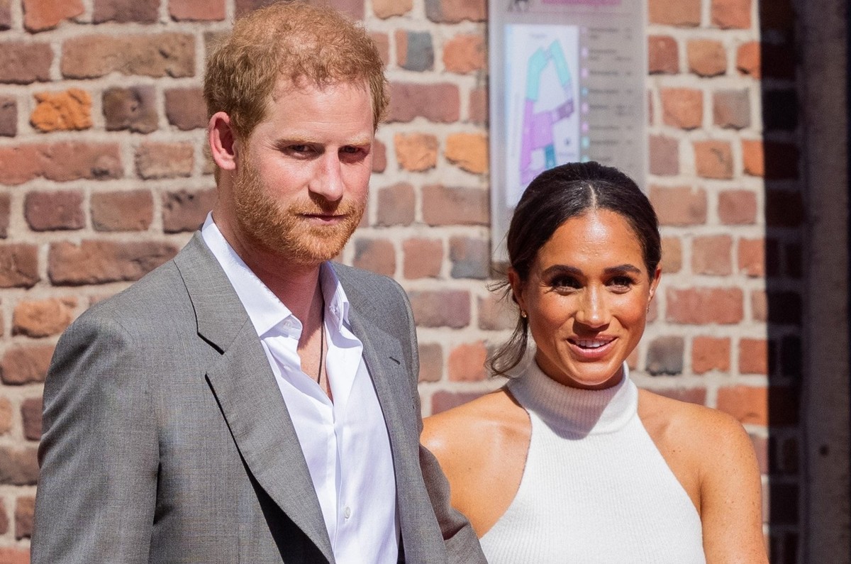 ARCHIV - 06.09.2022, Nordrhein-Westfalen, Düsseldorf: Der britische Prinz Harry, Herzog von Sussex, und seine Frau Meghan, Herzogin von Sussex, kommen aus dem Rathaus. (zu dpa &quot;Stopover ohne Pala ...
