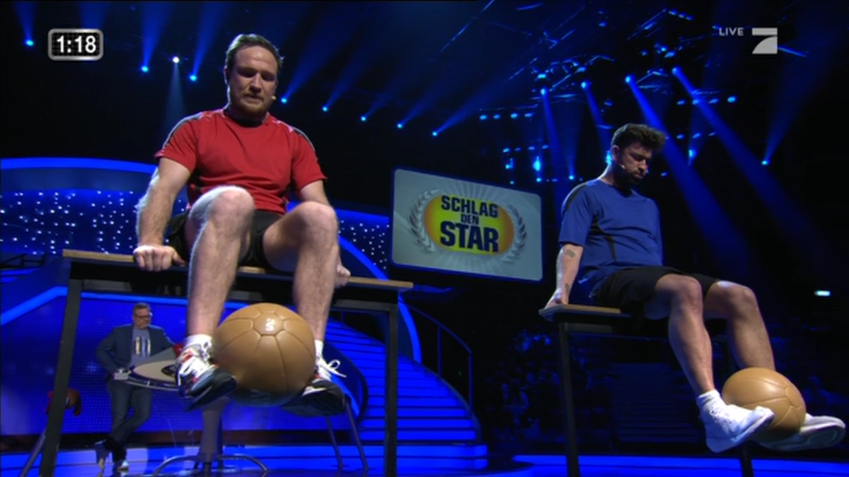 Beide Kandidaten kämpfen ganz schön mit dem Medizinball.
