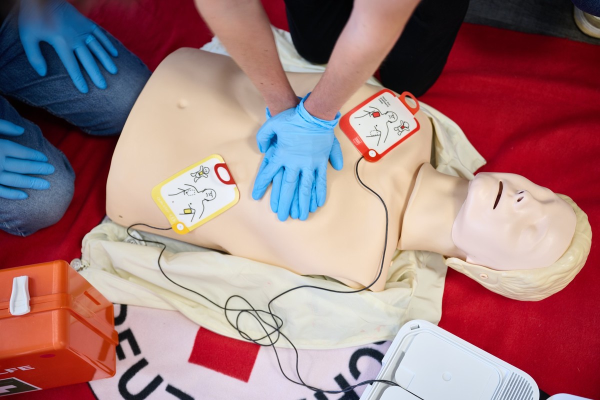 PRODUKTION - 11.09.2024, Nordrhein-Westfalen, Essen: Die Reanimation mit Hilfe eines Defibrillator wird in der Erste Hilfe-Ausbildung beim DRK-Kreisverband Essen demonstriert. (zu dpa: