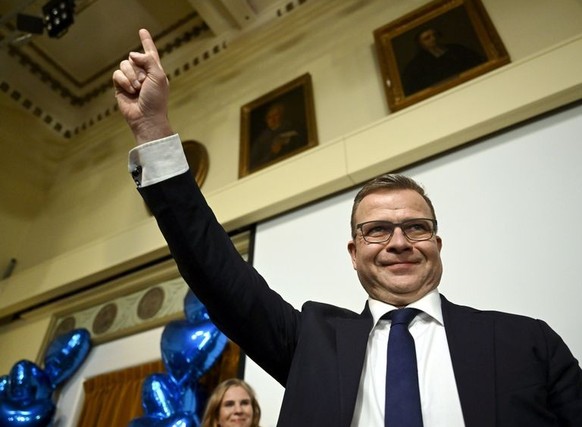 02.04.2023, Finnland, Helsinki: Petteri Orpo, Vorsitzender der Nationale Sammlungspartei, feiert mit Anhängern auf der Parlamentswahlparty der Partei. Orpo hat seine Partei zur Gewinnerin der Parlamen ...