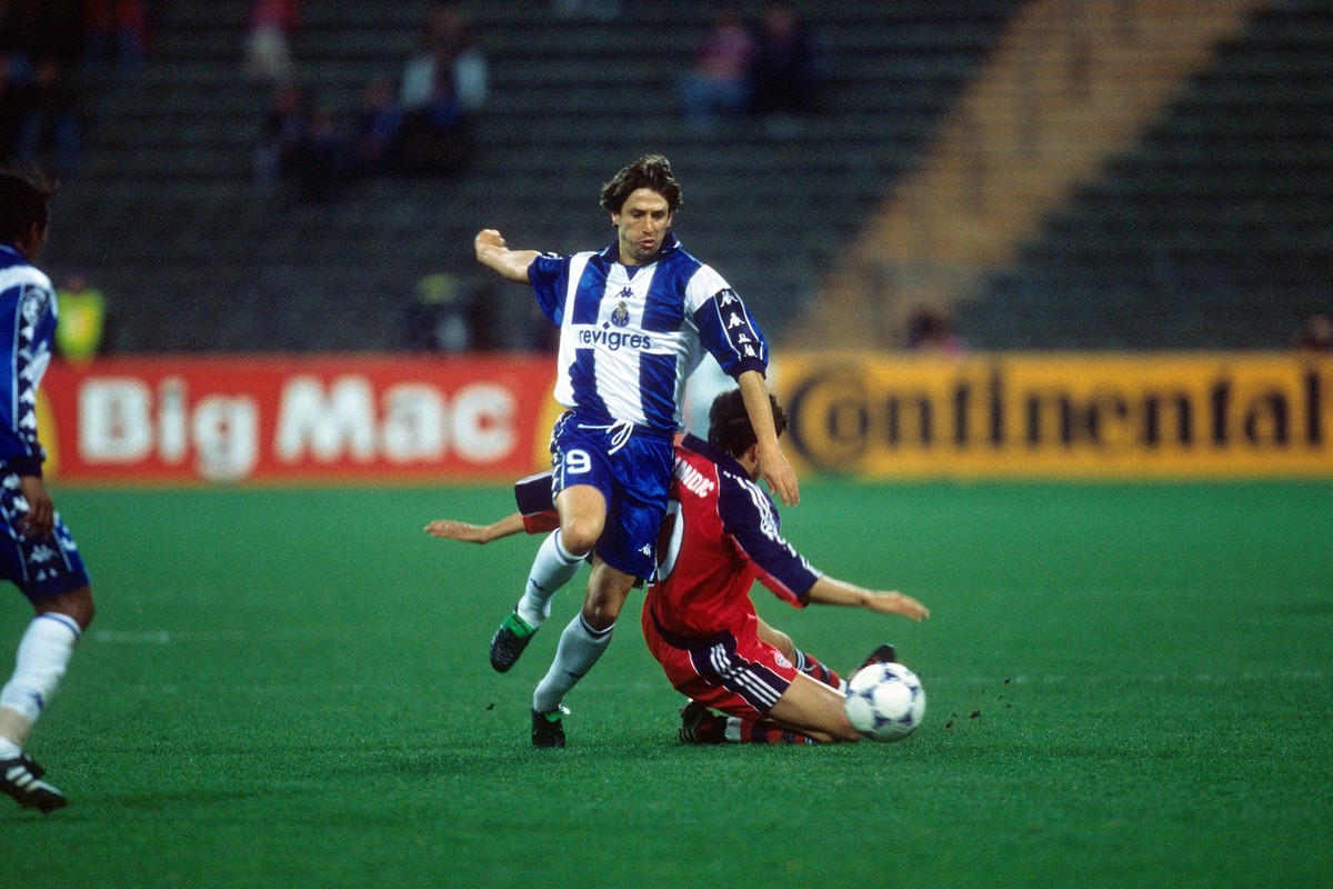 Domingos Paciencia im Duell mit Bayerns Hasan Salihamidzic in der Champions League im Jahr 2000.