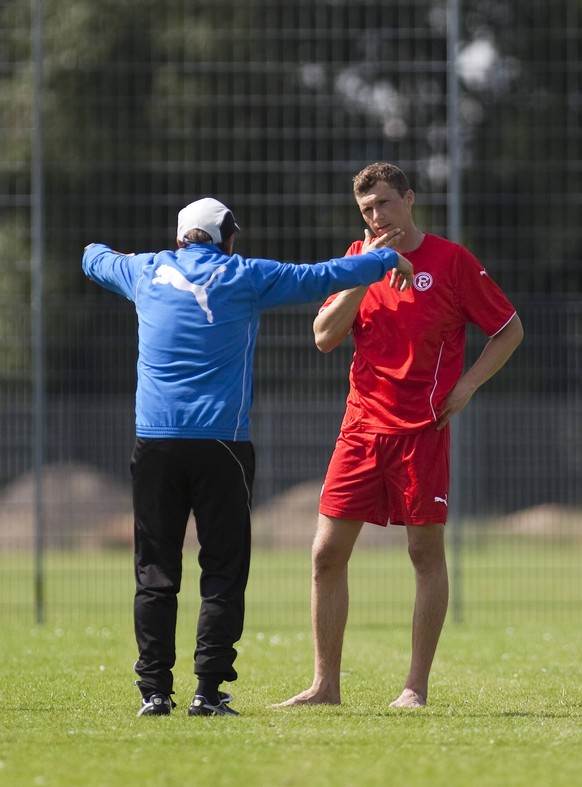 Trainer Norbert Meier nimmt Oliver Fink schon beim ersten Training hart ran