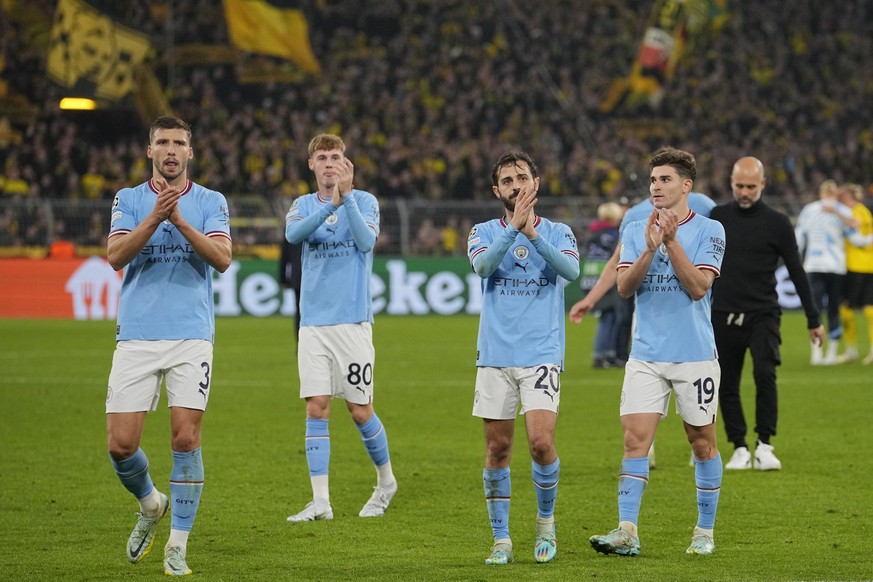 Manchester City&#039;s Ruben Dias, left, Manchester City&#039;s Cole Palmer, second left, Manchester City&#039;s Bernardo Silva, second right, and Manchester City&#039;s Julian Alvarez applaud fans at ...