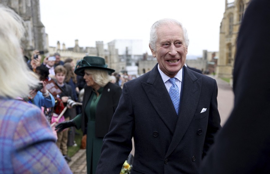 31.03.2024, Großbritannien, Windsor: König Charles III. und Königin Camilla begrüßen am Ostersonntag die Menschen nach dem Ostergottesdienst in der St. George&#039;s Chapel auf Schloss Windsor. Foto:  ...