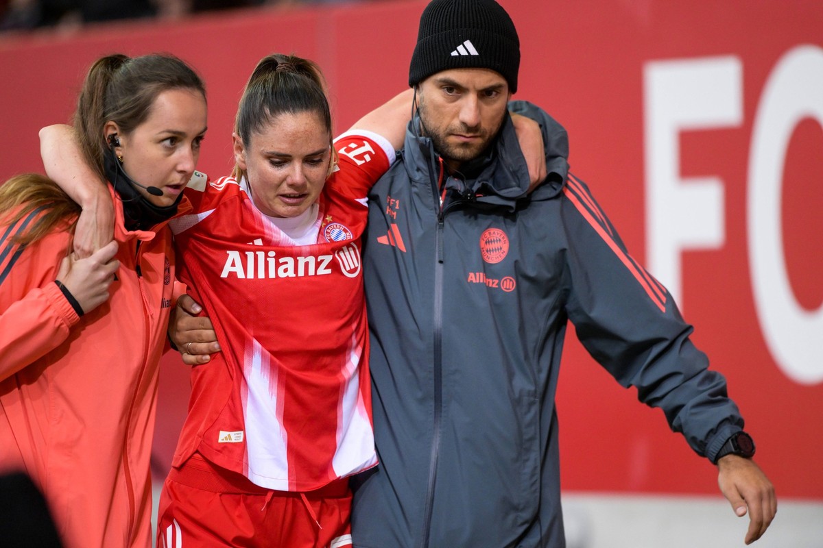 Fußball, Google Pixel Frauen Bundesliga, 20250923, FC Bayern München - SC Freiburg. Im Bild v.l. Physiotherapeutin Franziska BACHMAIER, Sarah ZADRAZIL Bayern, 25 verletzt vom Platz, Athletiktrainer Ba ...