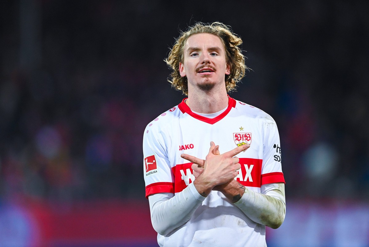 Nick Woltemade VfB Stuttgart gestikuliert und bejubelt sein Tor waehrend des Spiels der 1. Bundesliga zwischen 1. FC Heidenheim 1846 und VfB Stuttgart, Voith-Arena am 15. December 2024 in Heidenheim, ...