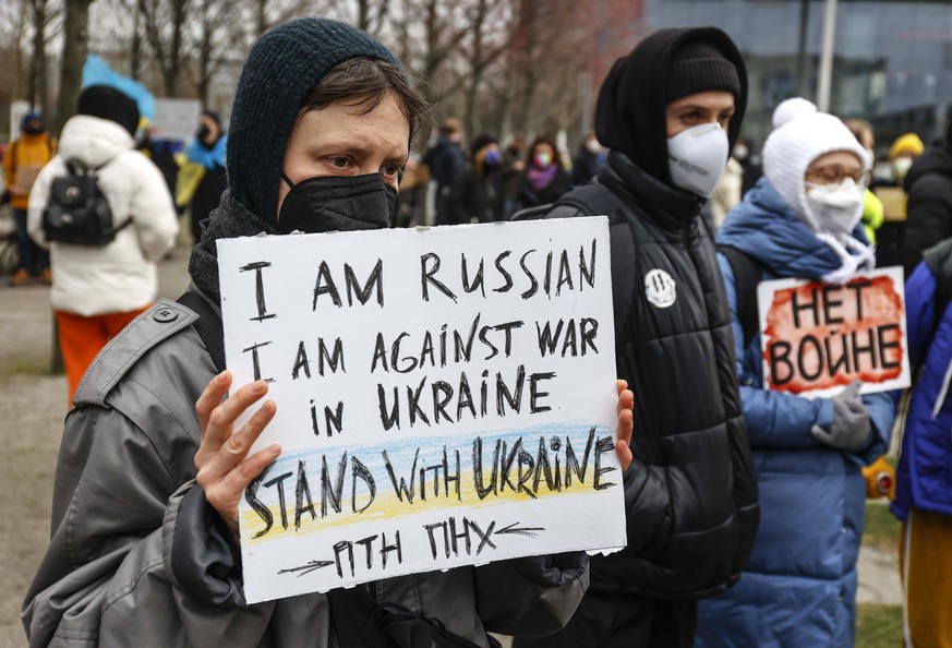 Demo Stoppt Putin, stoppt den Krieg Berlin, 25.02.2022 - Eine Russin demonstriert mit ukrainischen Demonstration nach dem Angriff von Russland auf die Ukraine. Berlin Berlin Deutschland *** Demo Stop  ...