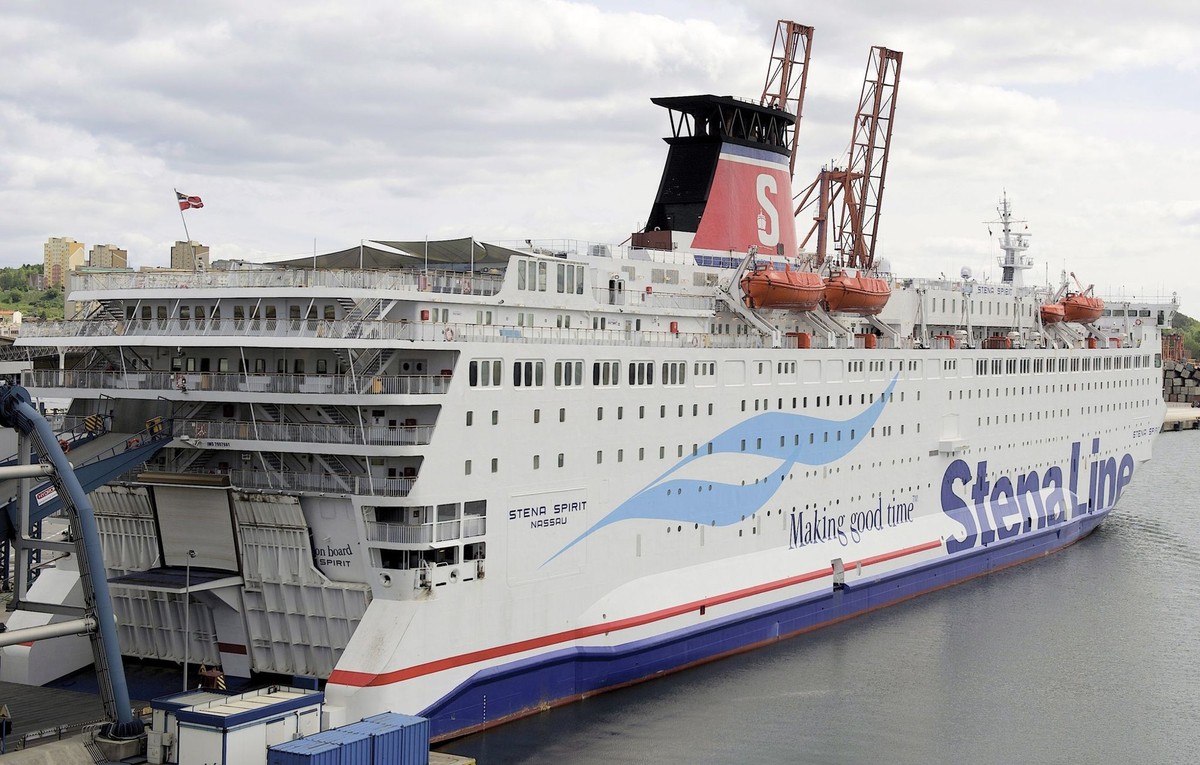 ARCHIV - 17.05.2012, Polen, Gdynia: Die Ostsee-Fähre «Stena Spirit» der Stena Line liegt im Hafenn von Gdynia, Polen. Zwei Menschen sind auf einer Ostsee-Fähre zwischen Schweden und Polen über Bord ge ...