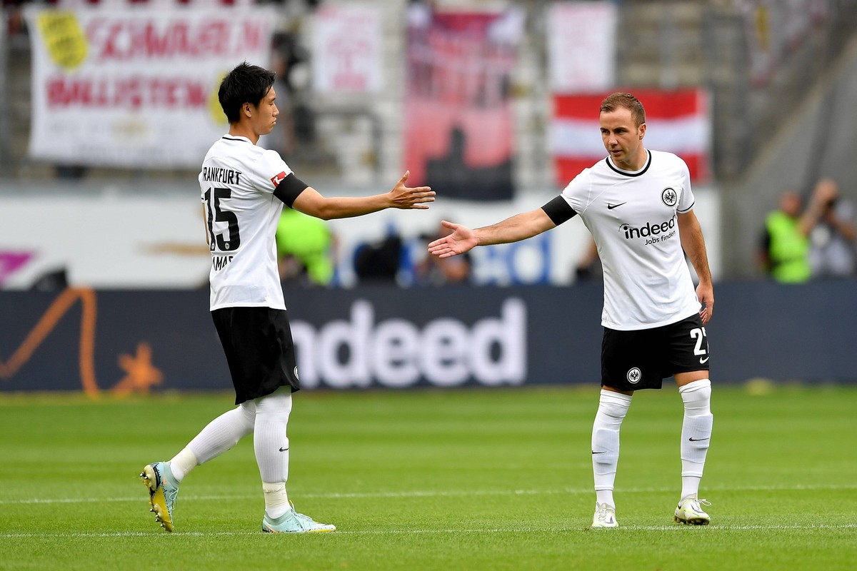 Fußball 1. Bundesliga 5. Spieltag Eintracht Frankfurt - RB Leipzig am 03.09.2022 im Deutsche Bank Park in Frankfurt am Main Daichi Kamada Frankfurt , links - Mario Götze Frankfurt , rechts DFL regulat ...
