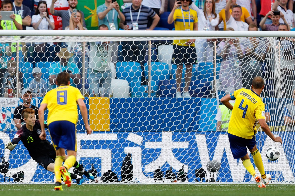 NIZHNY NOVGOROD, RUSSIA - JUNE 18, 2018: South Korea s goalkeeper Jo Hyunwoo (L) concedes a goal in the 2018 FIFA World Cup WM Weltmeisterschaft Fussball Group F Round 1 football match against Sweden  ...