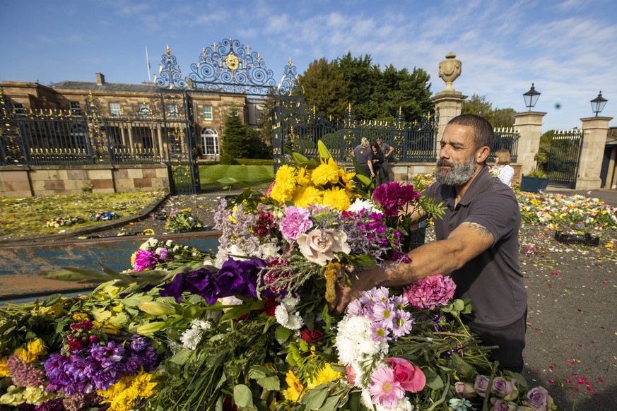 Nach der Beisetzung der verstorbenen Queen am Montag müssen die Blumen, die an etlichen Stellen in London niedergelegt wurden, entsorgt werden.