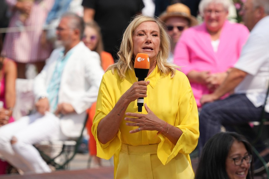 ZDF - Fernsehgarten Moderatorin Andrea Kiewel in der Unterhaltungsshow ZDF Fernsehgarten am 02.07.2023 in Mainz. Mainz ZDF Fernsehgarten Rheinland-Pfalz Germany *** ZDF Fernsehgarten host Andrea Kiewe ...