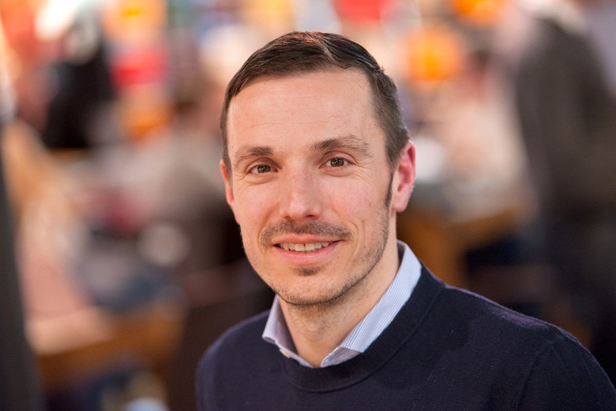 Der Journalist und Autor Andreas Hock gibt Tipps für die Firmen-Weihnachtsfeier.