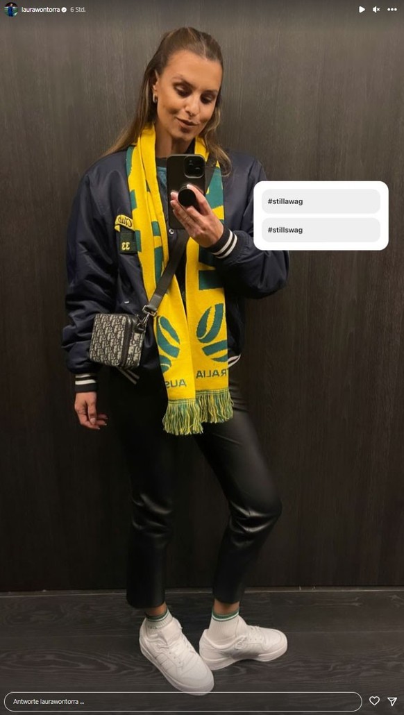 Laura Wontorra präsentiert ihr Stadion-Outfit.