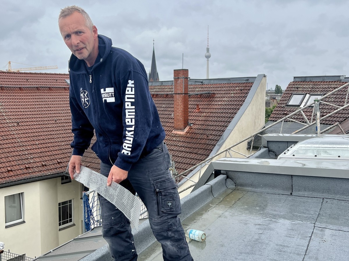 Kai Marscheider bei seiner Arbeit auf einem Hausdach in Berlin-Mitte, Dachdecker bei der Firma Hanebutt