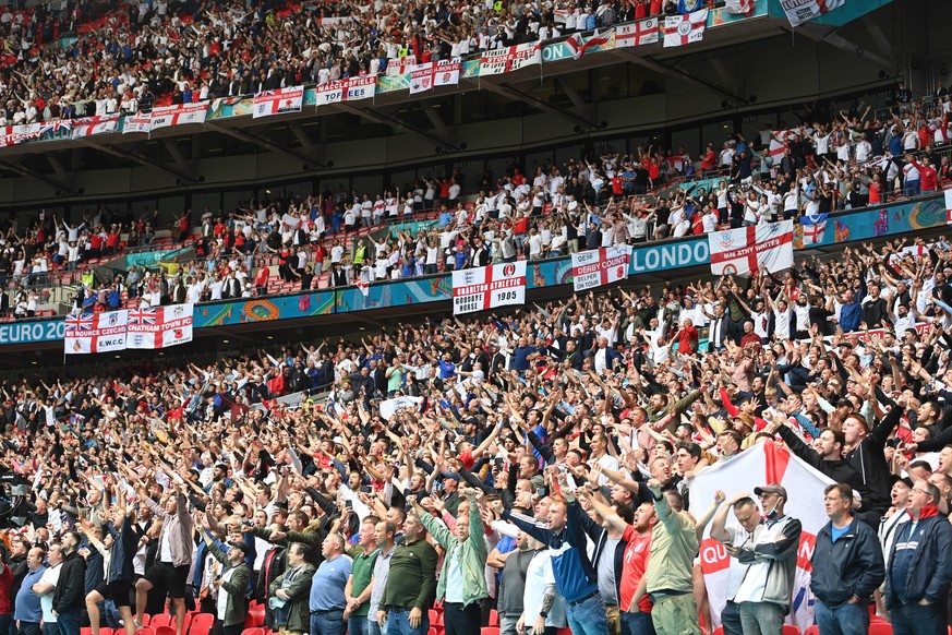 Englische Fans im Fussballstadion in Wembley.