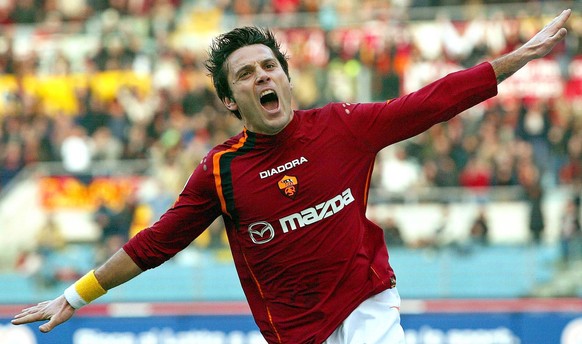 epa02594783 (FILE) A file picture dated 09 January 2005 shows AS Roma&#039;s Vincenzo Montella celebrating after scoring a goal during the Italian Serie A soccer match against Atalanta Bergamo in Rome ...