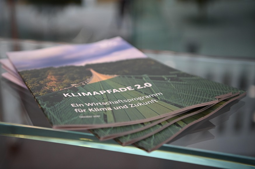 Bei der Pressekonferenz «Klimapfade 2.0: Ein Wirtschaftsprogramm für Klima und Zukunft» darüber, wie die Industrie gesetzte Klimaziele erreichen kann, liegt das Programm aus.