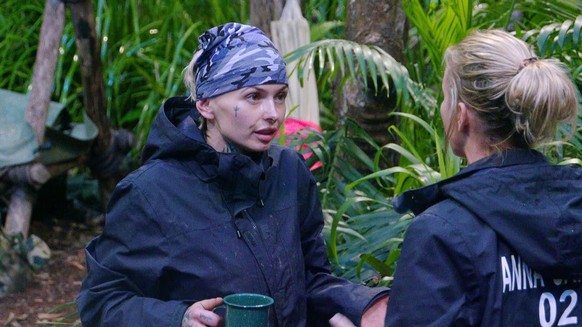 Es kommt zum finalen Eklat: Edith Stehfest (l.) geht erneut auf Anna-Carina Woitschack zu, doch die springt auf. &quot;NEIN, ich will nicht mit dir reden!&quot; Dann stürmt sie aus dem Campzentrum.

+ ...