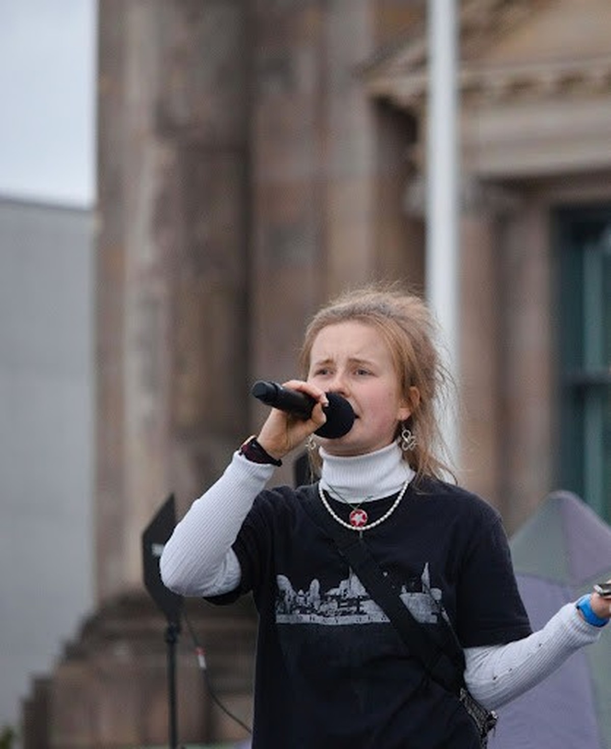 Clara Duvigneau kommt aus Berlin und ist bundesweit als Sprecherin für Fridays for Future aktiv.