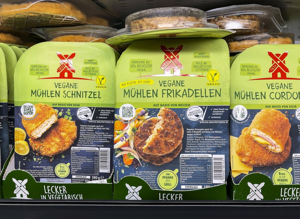Aus Wurst wird vegetarisch. Schinken Spicker von R�genwalder M�hle. Immer mehr Produkte werden vegetarisch oder vegan. // 06.04.2022: DEU, Deutschland, Baden-W�rttemberg, Stuttgart. *** Sausage become ...